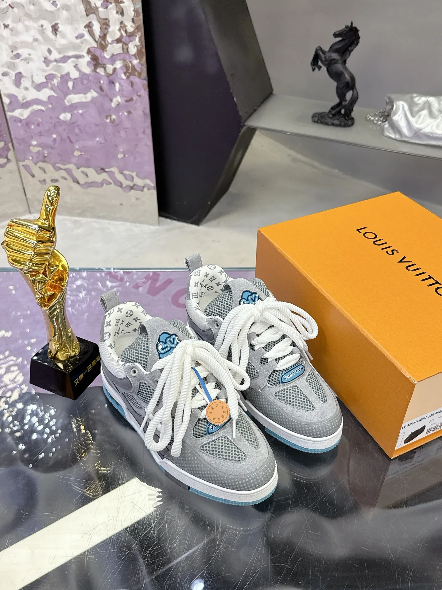 Factory price: 760💰 𝙇𝙑 𝟐𝟎𝟐5 𝐒𝐒 𝐧𝐞𝐰 Officially synchronized new colors💗 Louis Vuitton catwalk skateboard shoes are a hit, LOUIS VUITTON Trainer is undoubtedly one of the most successful Sneakers launched by luxury brands, but the pace of exploration will not stop. LOUISVUITTON will also bring a new series of skateboard shoes in the spring of 2025. The new series in the picture returns to the 90s Chunky Skate Shoes look and feel. The uppers are made of leather and mesh. The fat silhouette and thick shoelaces are very eye-catching. It is expected to have quite a few colors like the Trainer. Judging from the previous DIOR show skate shoes, this chunky style may be even stronger next year.  💎 LV small bread series LV bread shoe series 😘 Couple model Size: Female 35-40 Male 39-44, customized 45, 46